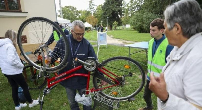 Rollereket és kerékpárokat jelöltek a ménfőcsanaki sportnapon