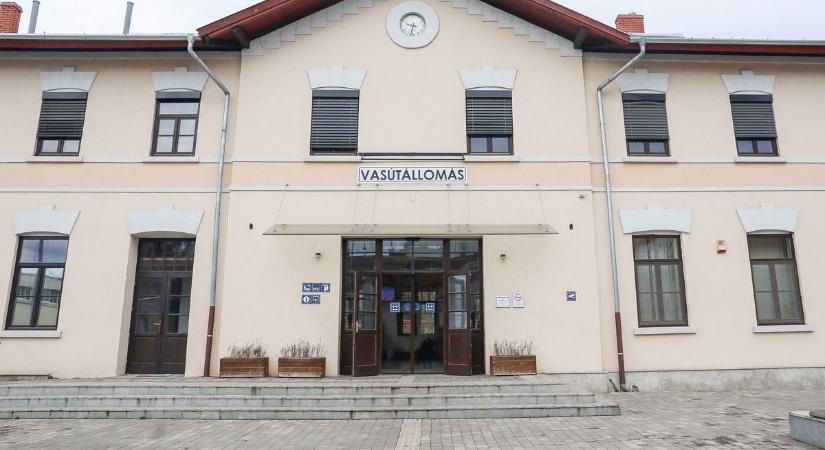 GYSEV-vasútállomás: így cserélték le Sárváron a feliratot (videó)