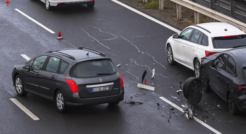 Úgy okozott balesetet az M1-esen egy ostoba és szabálytalan autós, hogy már ott sem volt