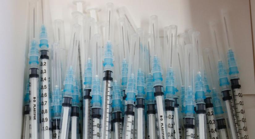 Szétperelik a Pfizert a "rákkeltő vakcina" miatt