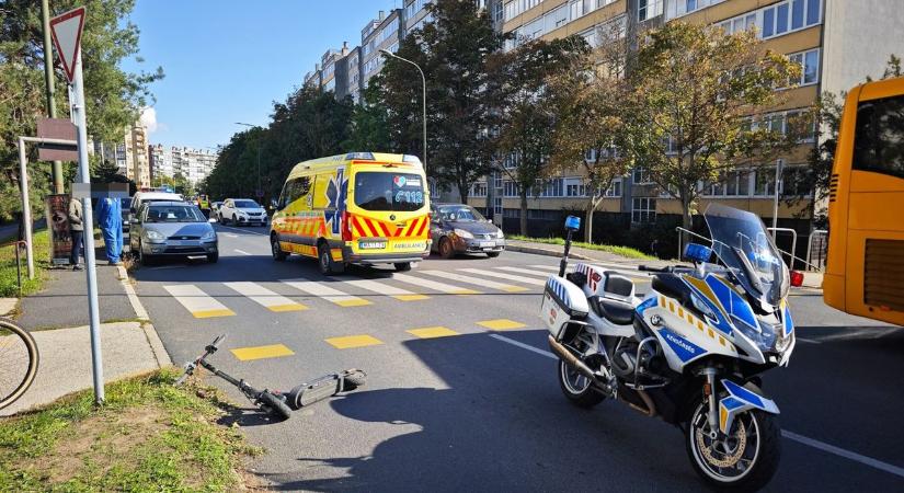 Súlyos baleset: Roller és személyautó ütközött Szombathelyen - fotók
