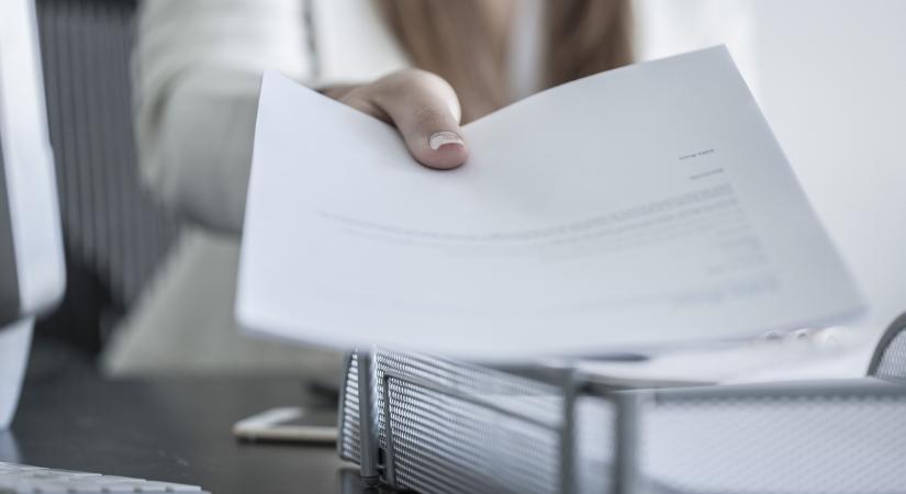 Üzent a NAV a háromgyerekes anyáknak