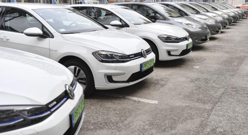 Villanyautó-válság: parkolópályára került a gyártás több üzemben