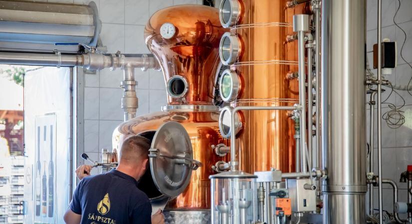 Ez történik, ha Borsodban pálinkát főznek: a paradicsomcefre csak a kezdet, a borsodi főzdében villant már kés is