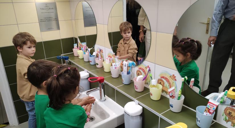 Varázslatos és gyermekbarát a Szabadság téri óvoda megújult mosdója