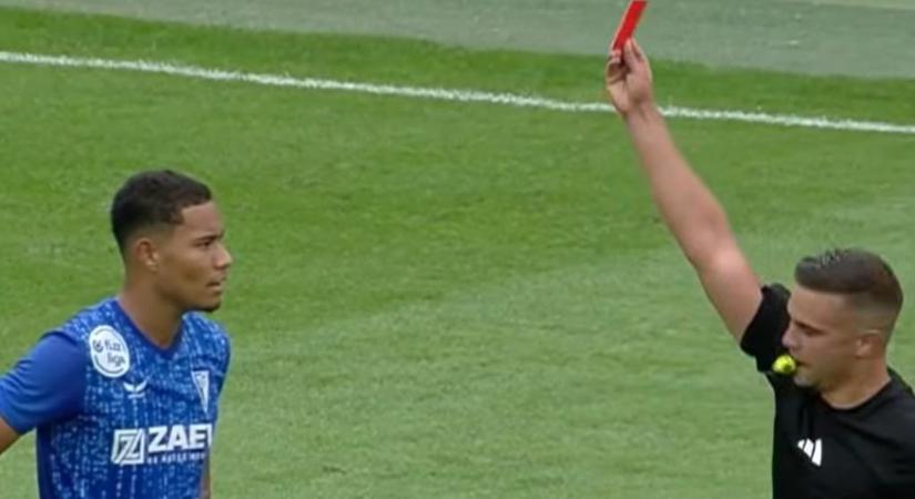 A forduló vitája: okkal vagy tévesen kapott pirosat a ZTE védője, aki elrúgta a pályára bedobott labdát?