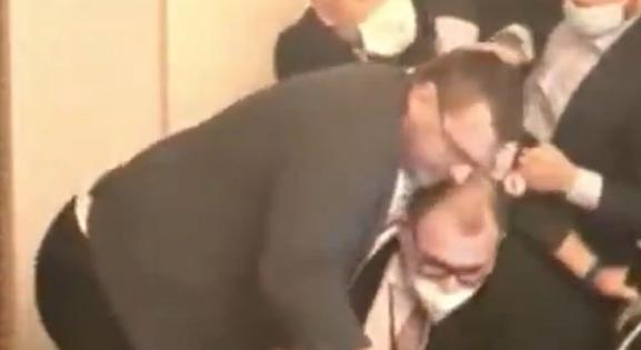 Dulakodás tört ki a cseh parlamentben, miután egy képviselő maszk nélkül akart felszólalni - videó