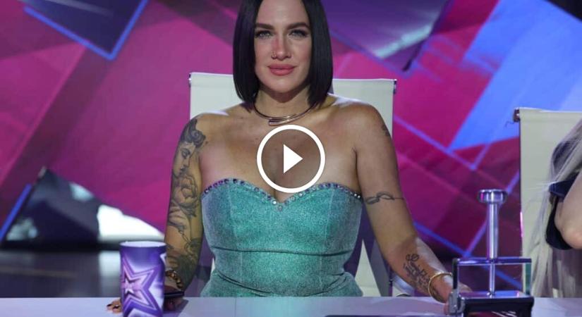 Tóth Gabi ruhája teljesen felcsúszott a Megasztárban, mindent látni lehetett a kamera azonnal vette