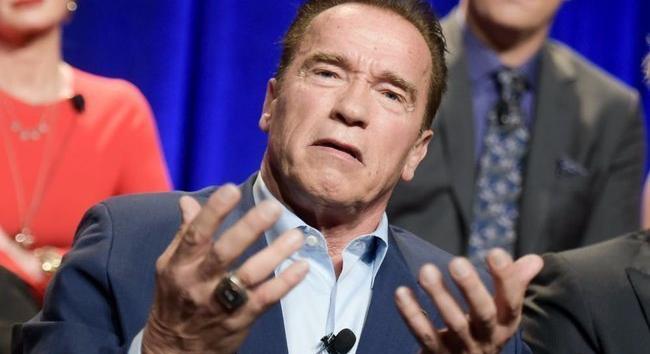 „Tartsatok velem, ha élni akartok!” – Arnold Schwarzenegger beoltatta magát koronavírus ellen – videó