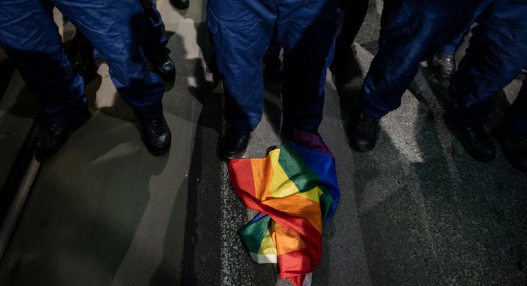 Közösség elleni uszításnak minősül-e a szivárványos zászló égetésére való felhívás?