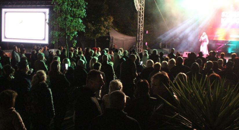 Komonyi Zsuzsi nem a lottóval, hanem a családjával szerencsés  videók, galéria