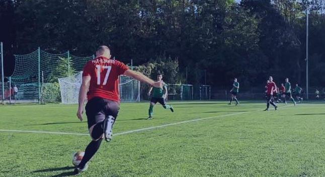 Fejbe rúgta és késeléssel fenyegette a szurkolót egy játékos a magyar meccsen