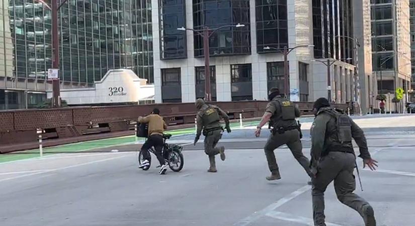 Videón az ünnepelt biciklis futár, akit fél tucatnyi fegyveres rendőr sem bírt leteperni