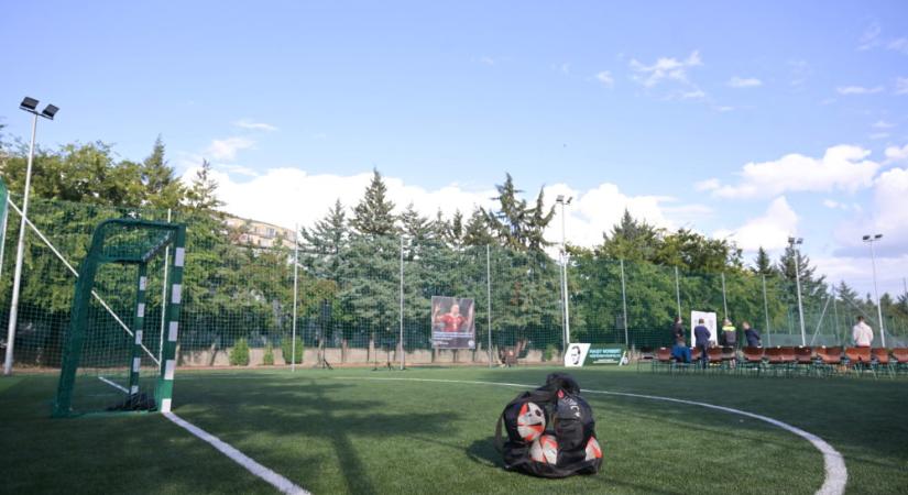 Műfüves focipályát adtak át a hallássérültek budapesti tanintézetében