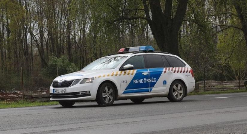 Tetejére borult egy autó Hevesnél - mentők is érkeztek a helyszínre