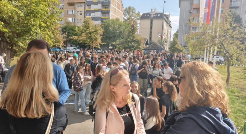 Újabb egyórás figyelmeztető sztrájkot tartottak az újvidéki Zmaj Gimnázium tanárai