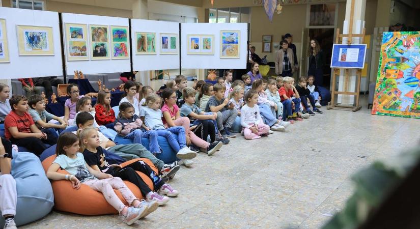 Falakon a diákok titkai – rajzok és szobrok mesélnek érzésekről (galéria)