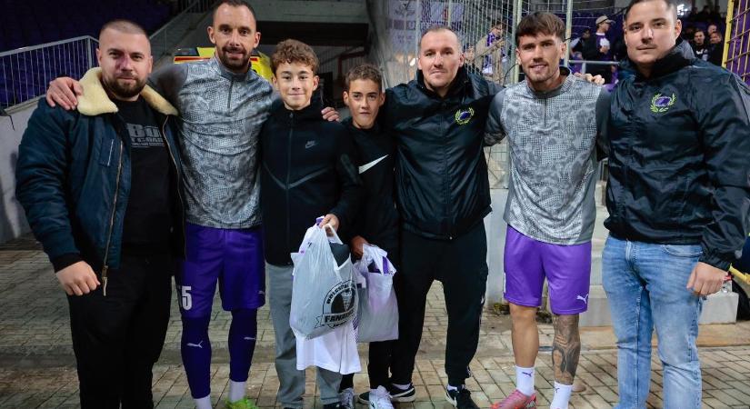 Újpest-mez járt a hűségért - megjutalmazták az "álruhás" labdaszedőket