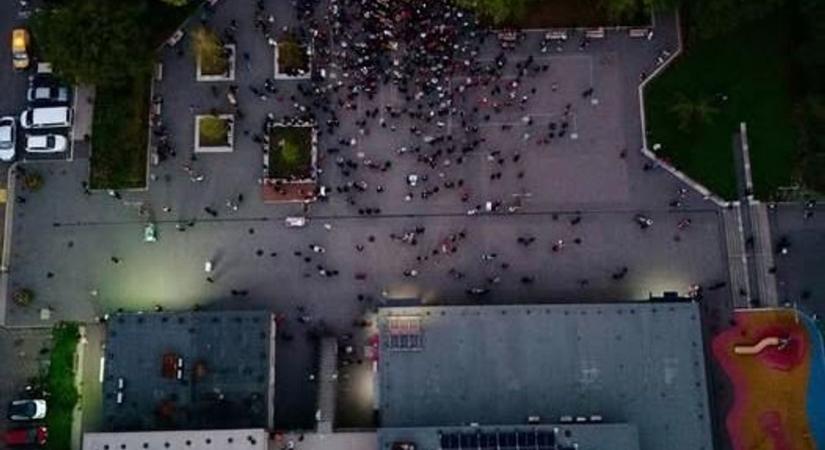 Pofont pofon követ: alig voltak kíváncsiak Magyar Péterre a vidéki nagyvárosban (FOTÓ)