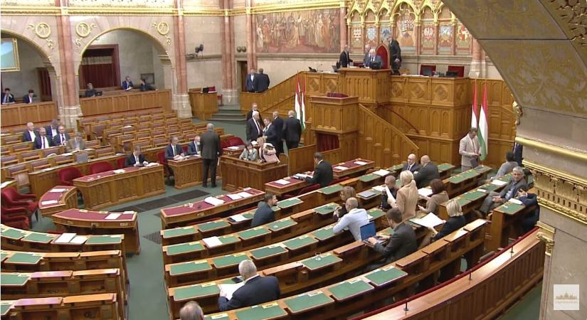 Zsolti bácsi és zavargások szítása - indulatos vádaskodással kezdődött a parlament ülése