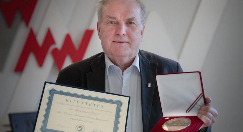 A kézsebészet csúcsára került a 40 éve gyógyító legendás szombathelyi orvos