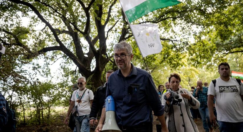 Hadházy megállapodott a ferencesekkel a balhé után: jövő héttől máshol tüntetnek, nem a templom előtt