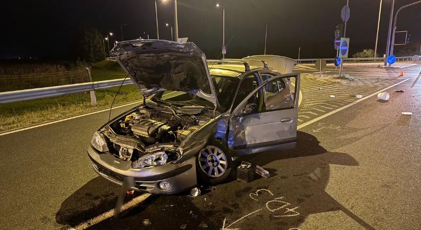 Súlyos baleset Debrecennél: kanyarodó autóba csapódott egy tréler – fotókkal, videóval!