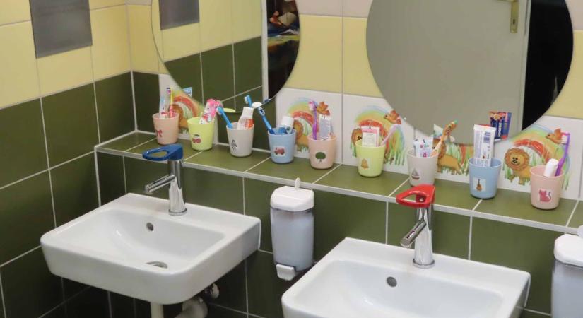 Tánc és taps fogadta a Villeroy & Boch mosdófelújítását a vásárhelyi gyerekektől – galériával