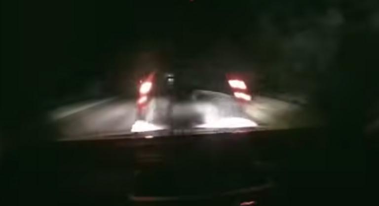 Hatalmas csattanás az országúton, a szemből érkező miatt nem vette észre a veszteglő autót a sofőr
