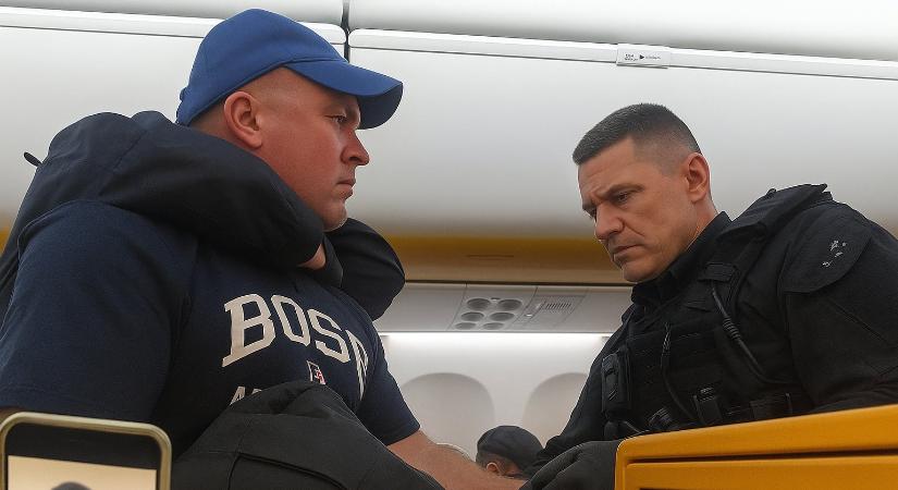 Videón, ahogy felfegyverzett rendőrök rángatták le a részeg utasokat a Ryanair-gépről