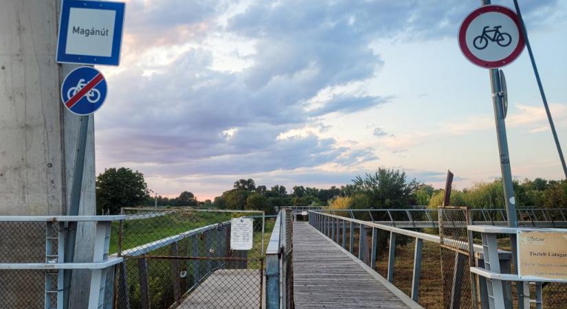 Semmibe vezető rámpa maradt az uniós pénzből épült hatvani biciklipark helyén