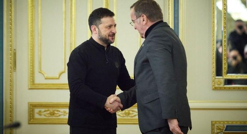 A német védelmi miniszter szerint a béke csak vágyálom, az unió polgárainak kötelessége lapátolni a pénzt Ukrajnába