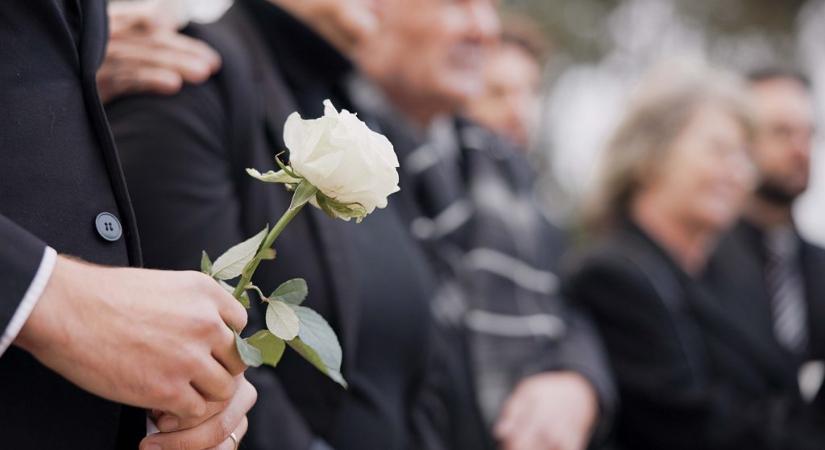 „Életben vagyok!” – hozta a frászt a rokonaira a saját temetésére váratlanul betoppanó férfi