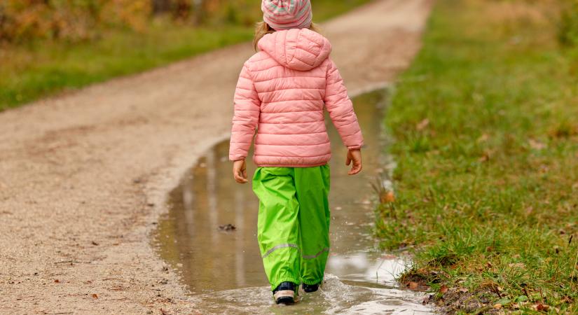A tökéletes esőnadrág gyerekeknek: a legpraktikusabb darabok őszre oviba és játszótérre