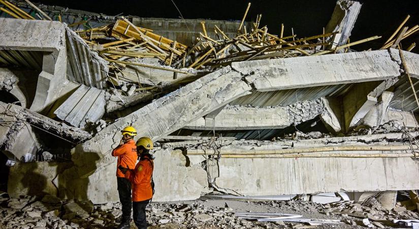 Több tucat diák rekedt a romok alatt, miután összeomlott az iskolaépület Indonéziában