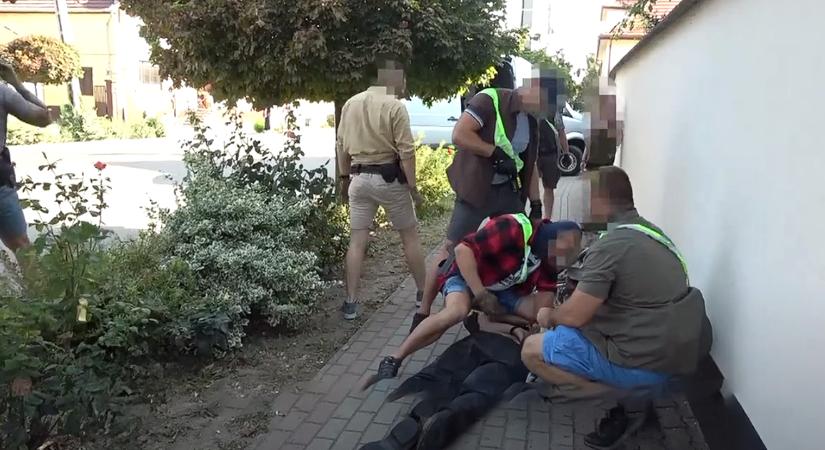Fegyver és drog: hamarosan tárgyalhatják a Komádiban marihuánát termesztő férfi ügyét – videóval