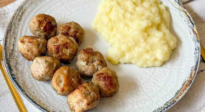 Svéd húsgolyó krémes krumplipürével: sütőben sül a fűszeres fasírt