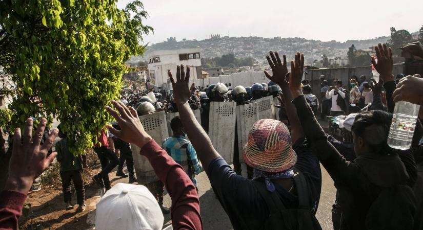 Z generációs tüntetések miatt szélnek eresztette a kormányát a madagaszkári elnök