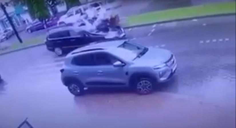 Két kiskorút gázoltak el a gyalogátkelőn (VIDEÓ)
