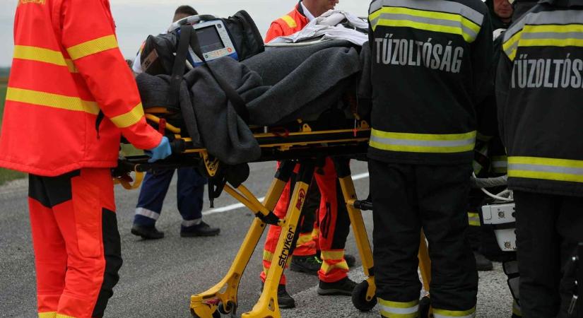 Két autó karambolozott a 33-as főúton, a helyszínre mentő is érkezett