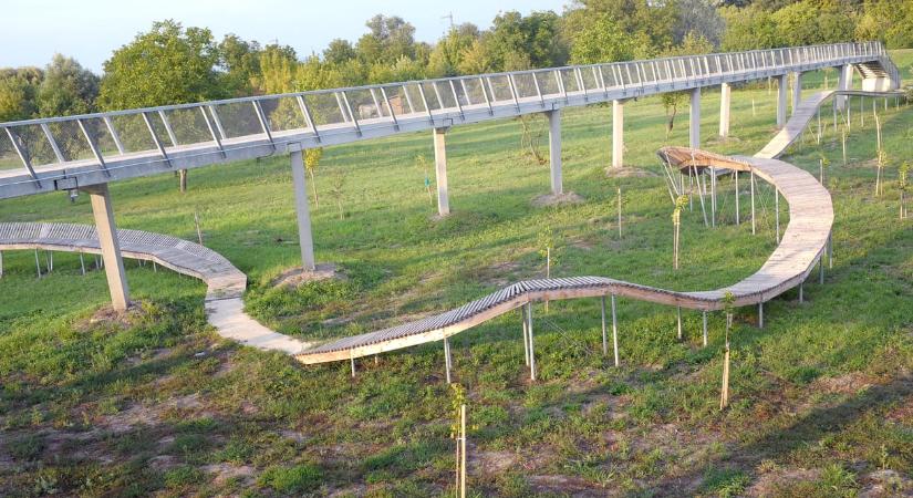 Csak egy rámpa maradt az elfuserált kerékpáros kalandparkból, de a beton-lombkoronasétány még áll