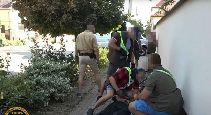 Veszélyes bűnözőért küldték ki a TEK-et Hajdú-Biharban, ilyen rajtaütést ritkán lát a város – fotókkal, videóval