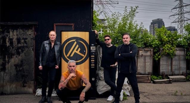 "Súlyos zene nagyszerű énekkel" - új zenekaráról beszélt Billy Sheehan