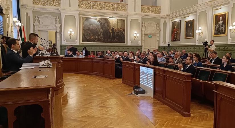 Újra nekifut a győri képviselő-testület a napirendi pontoknak - Élő videó a közgyűlésről