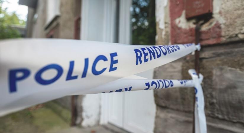 Brutális ügy Debrecenben: kisgyermekük mellett, álmában fojtotta meg a feleségét, miután leállt a gyógyszerekkel