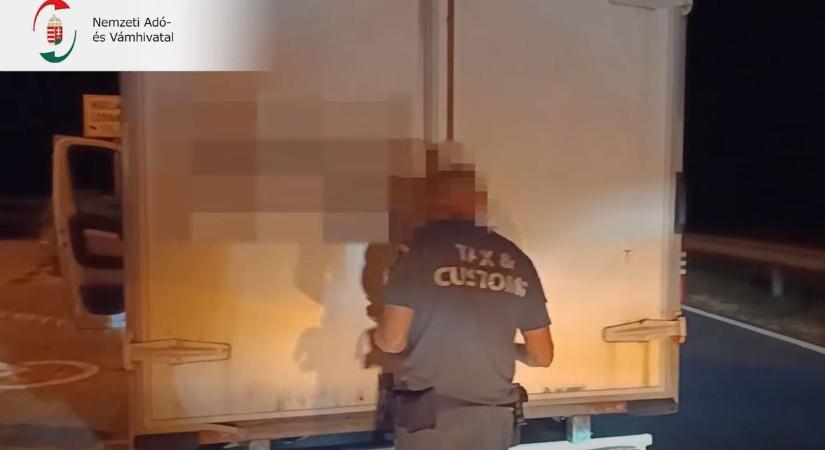 40 milliós jackpotba tenyereltek Hajdúnánás mellett, fotókon a fogás, ami még a NAV-nak is súlyos – fotókkal, videóval