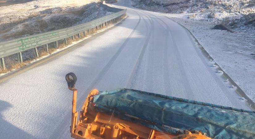 Hóval borított hegyi utak – Az egyiket ideiglenesen lezárták (VIDEÓ)