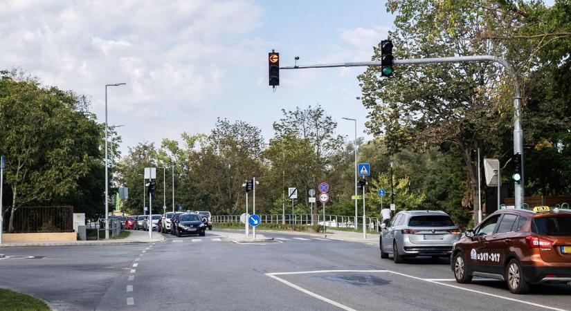 Megőrjíti az autósokat az új lámpa a sárberki kereszteződésnél