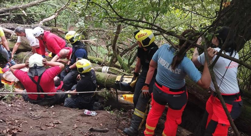 Drámai mentés a hegyen: speciális módszerrel segítettek a túrázón (galéria)