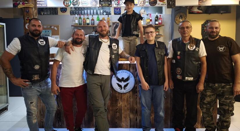A szabadság szeretete az, ami összeköti őket: beköltöztek új klubhelyiségükbe a nagymegyeri Dark Corvins motorosai